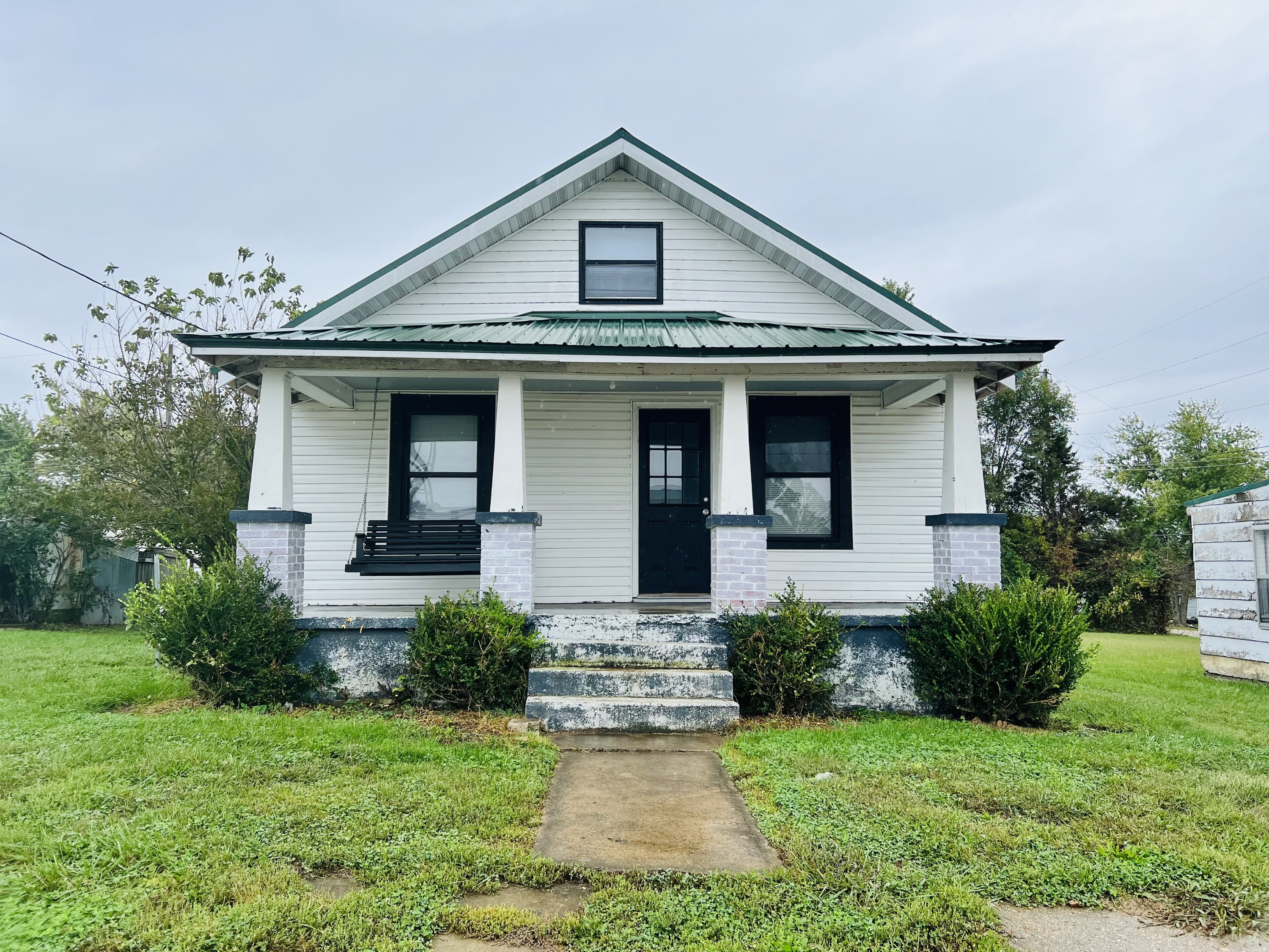 302 E Railroad